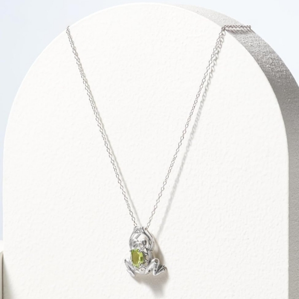 Amazon Essentials Peridot Frog Necklace - Picture 4 of 6